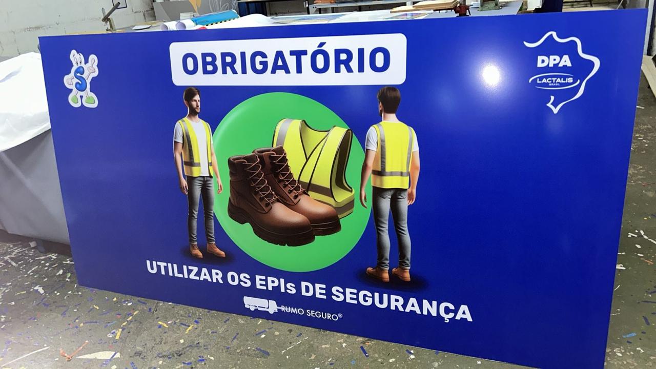 Placa em ACM